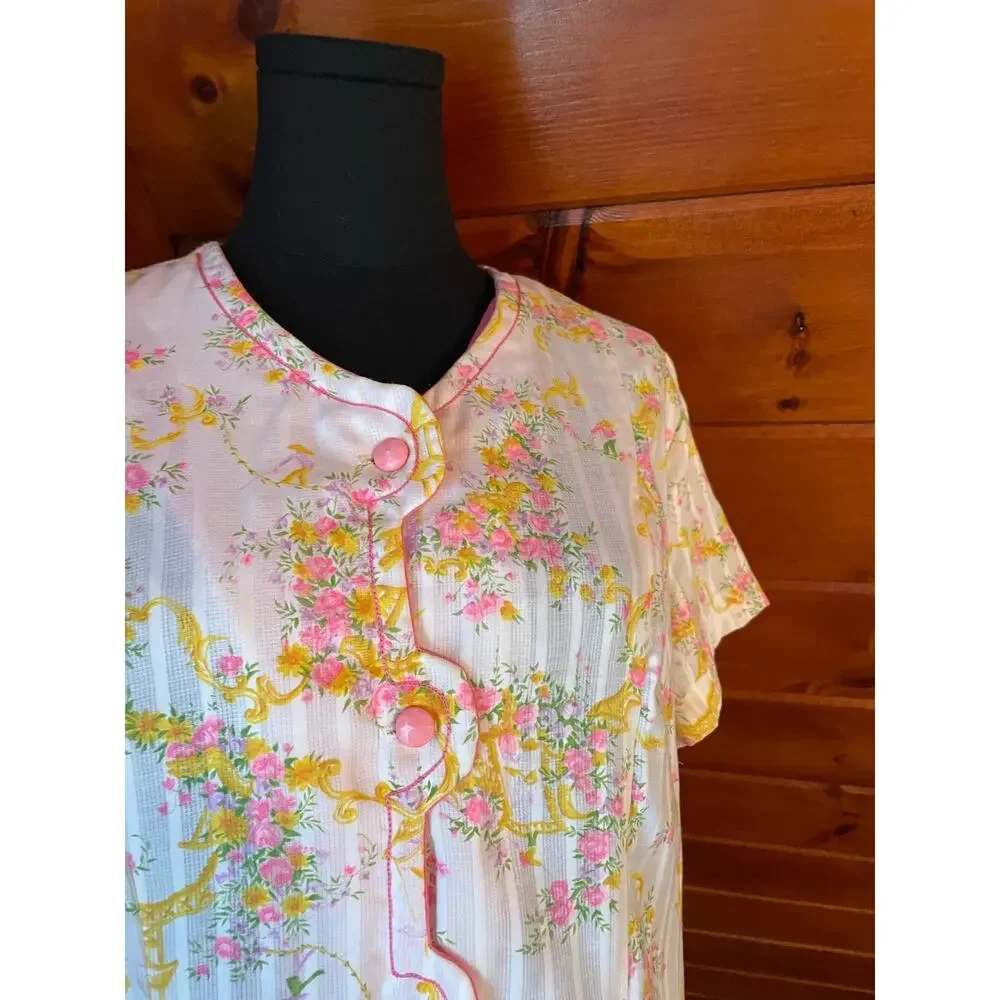 Vintage 60s Lightweight Nightgown w/ Floral & Gold Birdhouse Embellishment sz M
